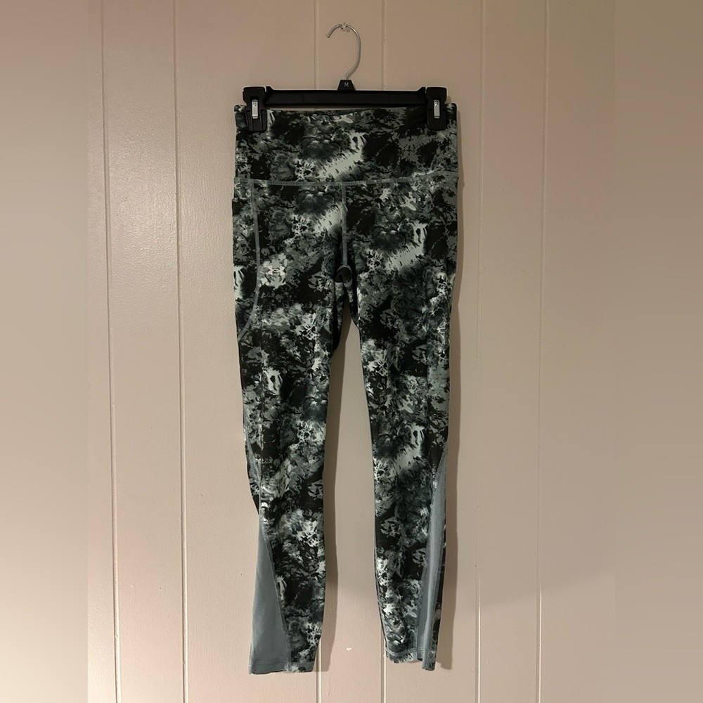 Green and White Under Armour Cropped Leggings